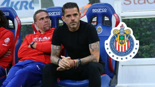 Foto: Fernando Gago en el banquillo de Chivas