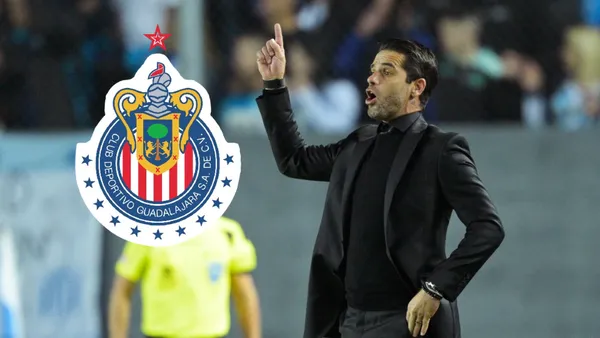 Foto: PNGWING / Fernando Gago en el banquillo de Chivas