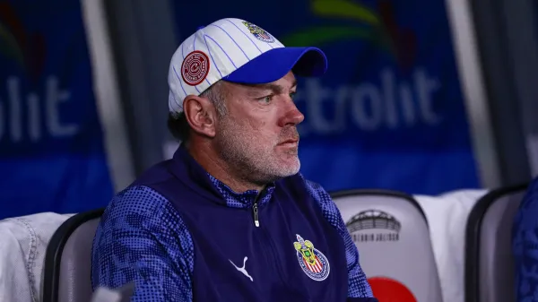 Gabriel Milito dirigiendo a Chivas