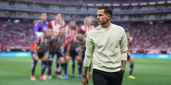 Gago con la plantilla de Chivas/ FOTO: X Chivas