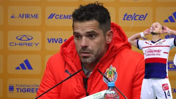 Gago en conferencia de prensa y Chicharito celebrando