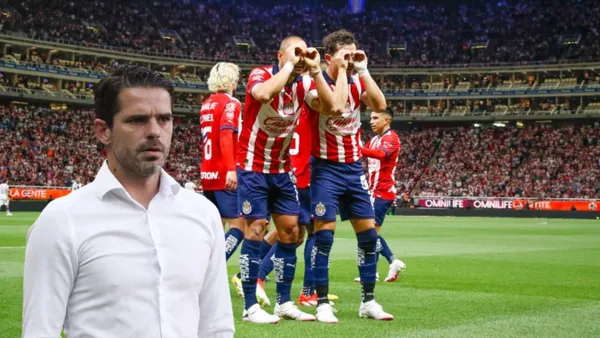 Gago observando como Chicharito y Mozo festejan