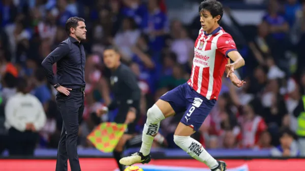 Gago observando y JJ en un partido con Chivas