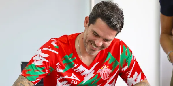 Gago presentándose con Necaxa. Foto: Necaxa