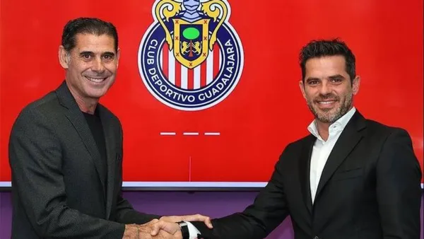 Gago y hierro dándose la mano