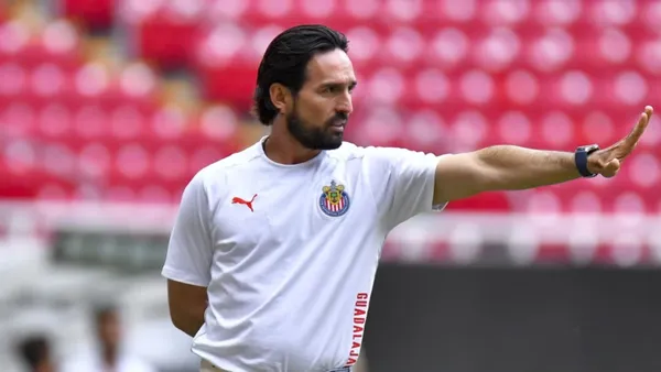 Gerardo Espinoza ganó su primer partido y ahora trae un refuerzo para su cuerpo técnico | Foto: X @chivas