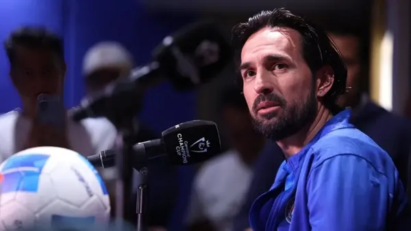 Gerardo Espinoza no convence a la afición rojiblanca y estás son las razones | Foto: X @chivas