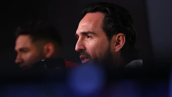 Gerardo Espinoza tendrá poco tiempo en Chivas para demostrar su valía como DT | Foto: X @chivas