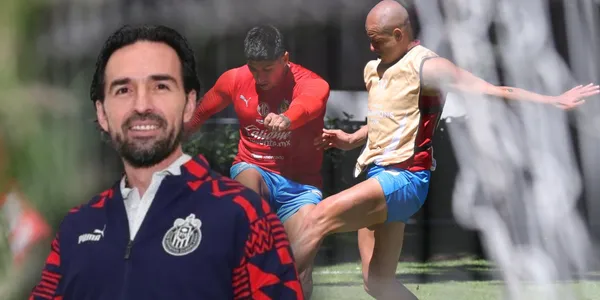 Gerardo Espinoza y delanteros de Chivas / Foto: MEXSPORT