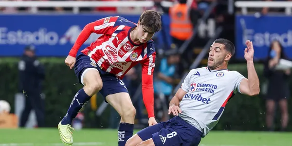 González vs Cruz Azul. Foto: Chivas