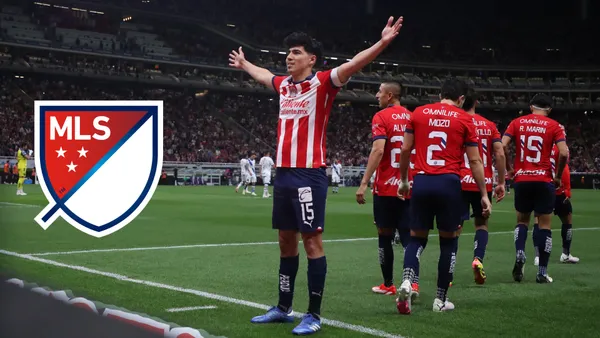 Guti y jugadores de Chivas festejando un gol