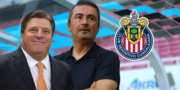Herrera y Ortega con el escudo de Chivas/FOTO: TV Azteca
