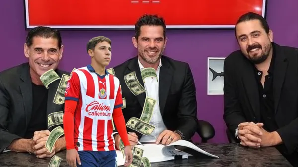 Hierro, Gago y Amaury firmando contrato y Tiloncito con la playera de Chivas