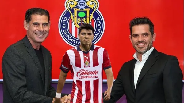 Hierro, Gago y Guti frente al escudo de Chivas