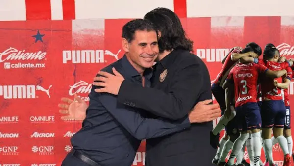 Hierro y Amaury se abarzan y jugadores de Chivas festejan