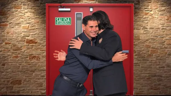 Hierro y Amaury se abrazan en la puerta de salida