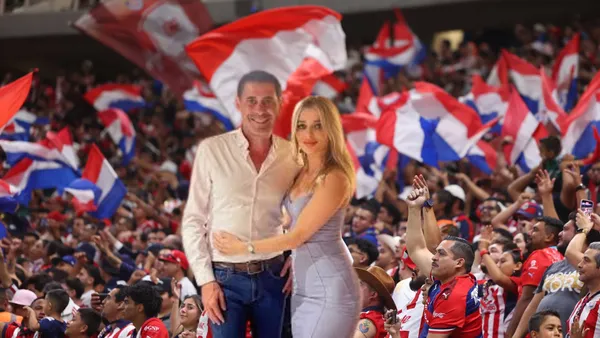 Hierro y esposa con la afición de Chivas