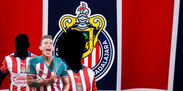 Hirving Lozano junto a dos futbolistas con el jersey de Chivas / FOTO X