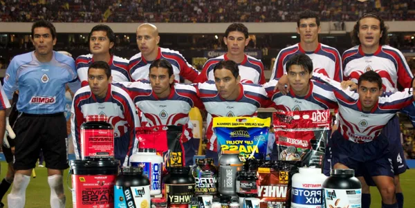 Hizo equipo con Oswaldo Sánchez y Omar Bravo, fue campeón en Chivas y ahora vende licuados milagrosos.
