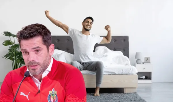 Hombre se despierta de la cama y estira sus brazos / El Gráfico