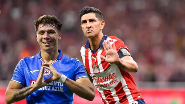 Huescas celebrando y Pocho con Chivas