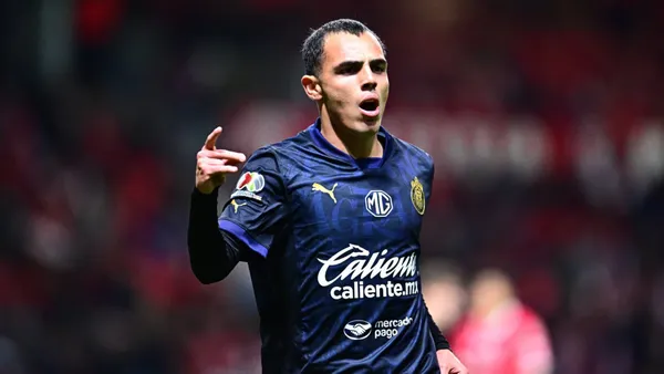 Hugo Camberos anotó y se metió a la historia de Chivas junto a Chicharito | Foto: @chivas