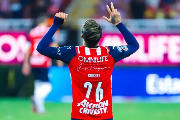 Intercambio de palabras entre jugadores de Chivas y Atlas.