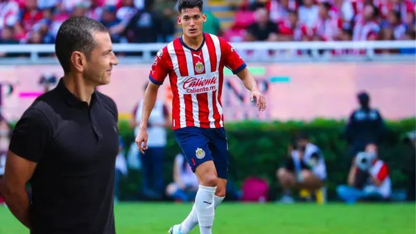 Jaime Lozano observando al Chiquete