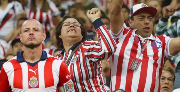Javier Hernández junto a la afición de Chivas / FOTO IMAGO7