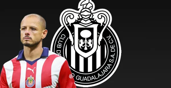 Javier Hernández junto al escudo de Chivas / FOTO GETTY IMAGES