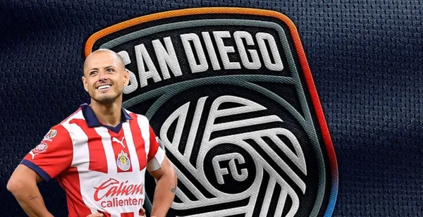 Javier Hernández junto al escudo de San Diego FC / FOTO TV AZTECA
