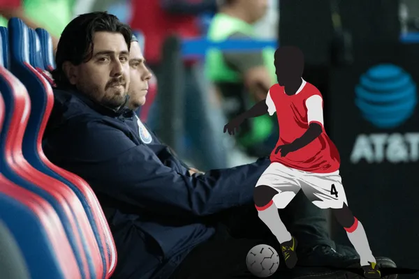 Javier Hernández y Carlos Vela ya han defendido los colores de Chivas en el pasado