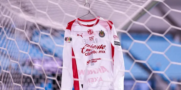 Jersey colgado en portería. Foto: Chivas