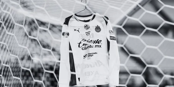 Jersey de Chivas en portería. Foto: Chivas