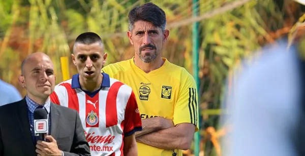 Jesús Bernal y Roberto Alvarado junto a Veljko Paunovic / FOTO X