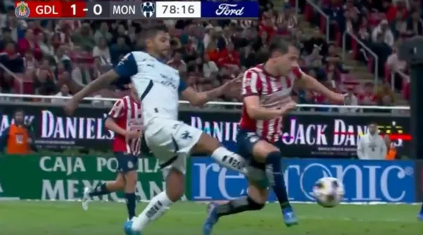 Jesús Manuel Corona impacta con la plancha al jugador de Chivas (Fuente: Telemundo)