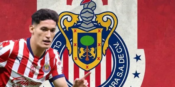 Jesús Orozco Chiquete junto al escudo de Chivas / FOTO BOLAVIP