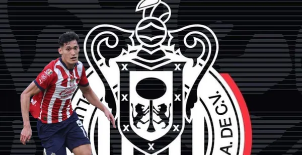 Jesús Orozco Chiquete junto al escudo de Chivas / FOTO GETTY IMAGES