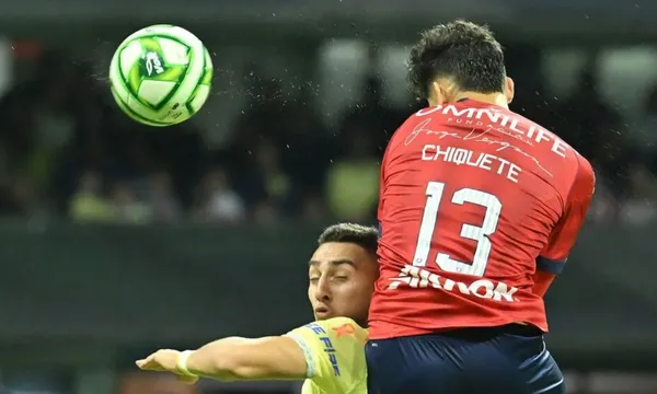 Jesús Orozco salta a cabecear ante la marca de Cáceres / Liga MX