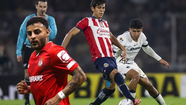 JJ peleando un balón vs Pumas y Vega con la de Toluca