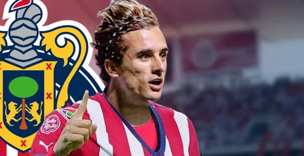 Jordi Cortizo junto al escudo de Chivas / FOTO X