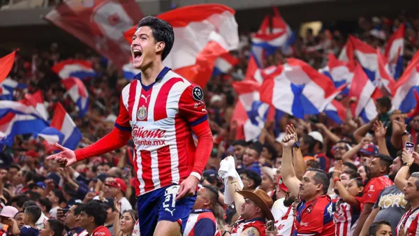 José Castillo con la afición de Chivas