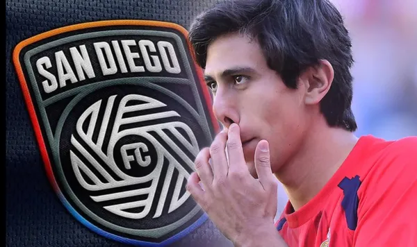 José Juan Macías en un partido de las Chivas, junto con el escudo de San Diego / Soy Fútbol