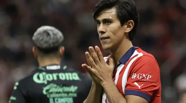 José Juan Macías enfrenta a Santos, cuando era jugador de las Chivas (Fuente: Mexsports)