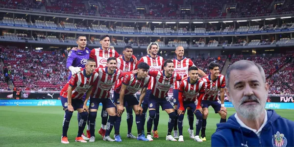 Juan Carlos Martínez con los jugadores de Chivas/FOTO: Twitter Chivas