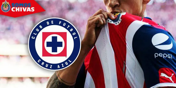 Jugador de Chivas besando el escudo (Fuente: MEXSPORT)