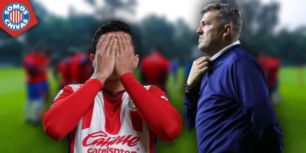 Jugador de Chivas triste y Óscar García (Fuente: MEXSPORT)