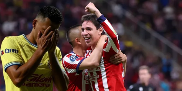 Jugador del Club América y Mateo Chávez / Foto: GROK y MEXSPORT