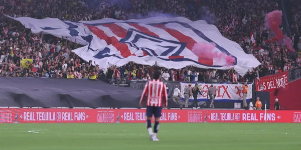 Jugador en partido. Foto: Chivas