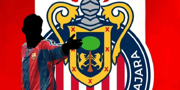 Jugador incógnito del FC Barcelona junto al escudo de Chivas / FOTO AS MÉXICO